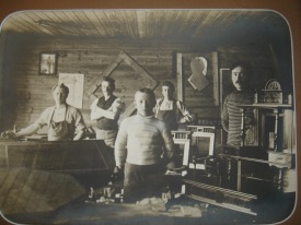 Ólafur Ágústsson (2. f.h.) við nám í húsgagnasmíði