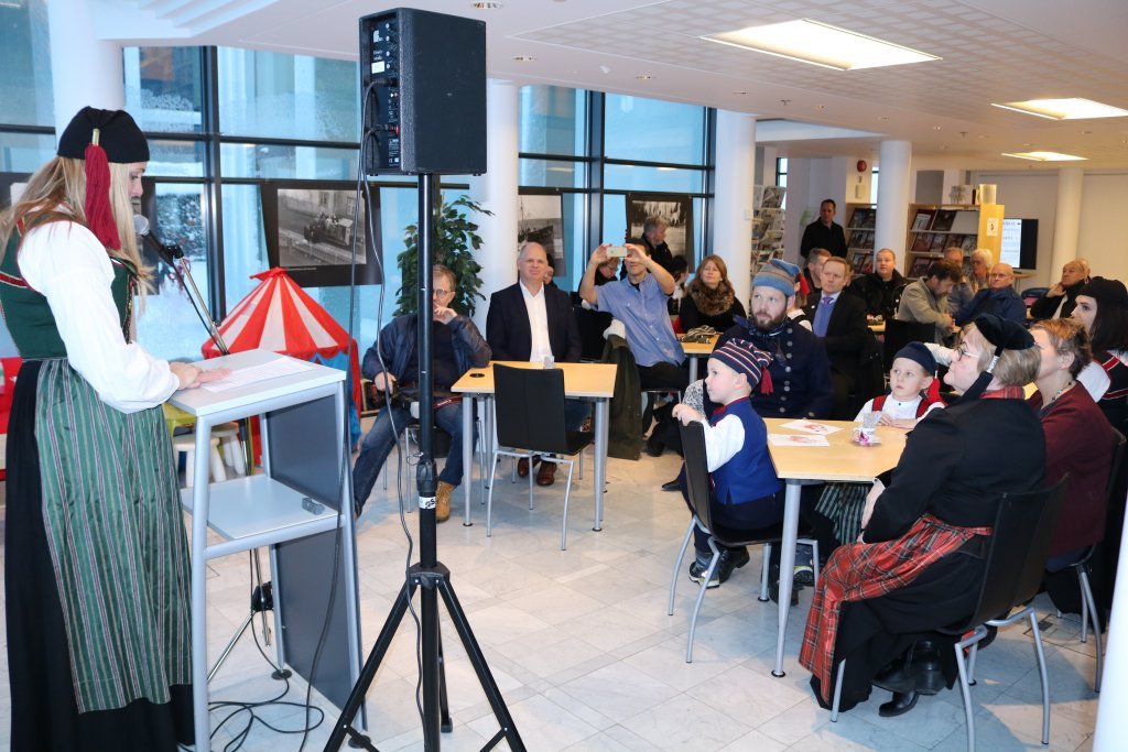 Ásthildur Sturludóttir bæjarstjóri opnaði sýninguna