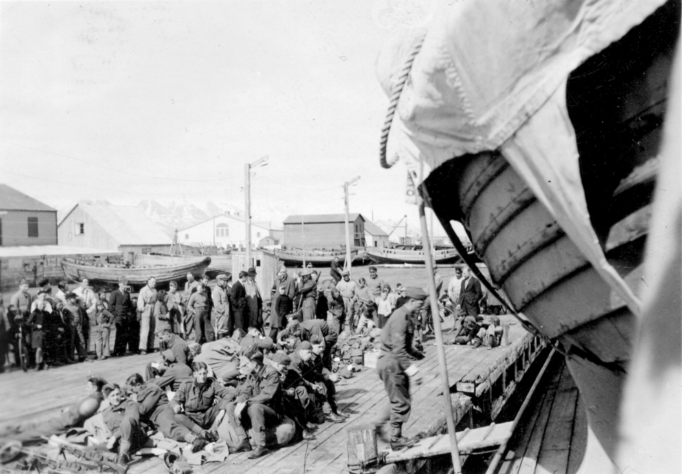 Hermennirnir ungu voru uppgefnir og sjóveikir við komuna til Akureyrar, lögðust margir til hvílu str…