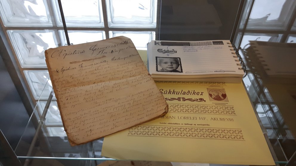 Með hnetum og rúsínum