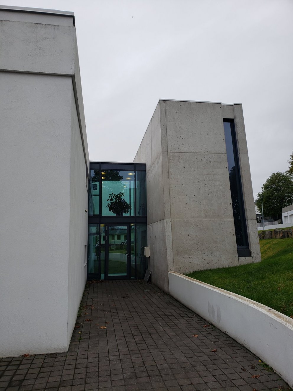 Inngangur Héraðsskjalasafnsins uppi á annarri hæð að norðanverðu.