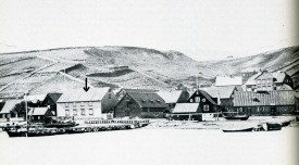 Örin bendir á húsið sem leikið var í, en Laxdalshús er lengst til vinstri á myndinni