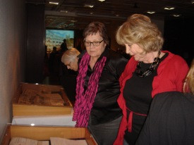 Gestir fundarins skoða sýninguna