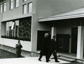 Jón G. Sólnes og forseti Íslands, Ásgeir Ásgeirsson, ganga inn í hús elliheimilisins á vígsludegi