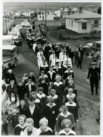 Íþróttamenn o.fl. ganga fylktu lið á Íþróttavöllinn á Akureyri 26. ág. 1962