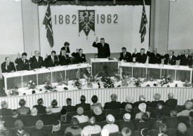 Hátíðafundur 29. ág. 1962. Jón G. Sólnes forseti bæjarstjórnar í ræðustóli