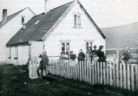 Hús frú Jensen á Oddeyri. Hún sjálf lengst t.h., ásamt afkomendum og ættingjum. Saga Ak. II. s. 281