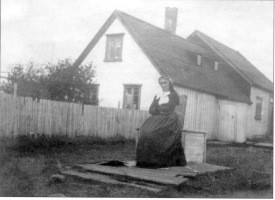 Nielsina Sophia Jensen við hús sitt á Oddeyri, en þar hafði hún brauðgjörð.