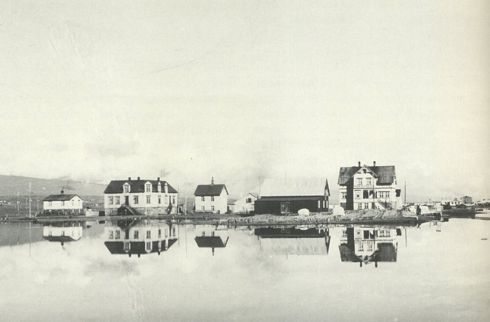 Myndin er tekin við Oddeyrarósinn og sýnir neðstu húsin við Gránufélagsgötu. Hörgsland er lengst til…