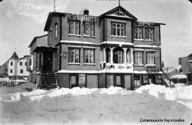 Í Strandgötu 1 var Kvenfélagið Hlíf stofnað árið 1907