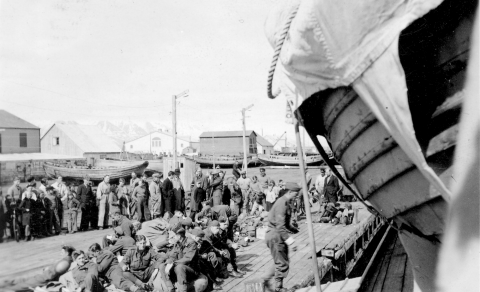 Hermennirnir ungu voru uppgefnir og sjóveikir við komuna til Akureyrar, lögðust margir til hvílu str…