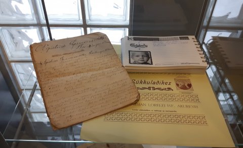 Með hnetum og rúsínum