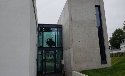 Inngangur Héraðsskjalasafnsins uppi á annarri hæð að norðanverðu.