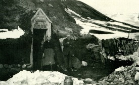 T.v. er Sigurbjörg Jónsdóttir fædd 1862, hún bjó þá líka í þessu sama húsi hjá foreldrum sínum. Húsi…