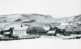 Örin bendir á húsið sem leikið var í, en Laxdalshús er lengst til vinstri á myndinni