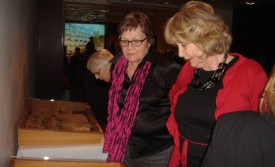 Gestir fundarins skoða sýninguna