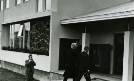 Jón G. Sólnes og forseti Íslands, Ásgeir Ásgeirsson, ganga inn í hús elliheimilisins á vígsludegi