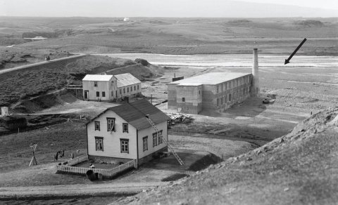 Örin bendir á varnargarðinn sem gerður var til þess að verjast flóðum í Glerá árin 1919 og 1920.