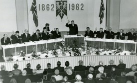 Hátíðafundur 29. ág. 1962. Jón G. Sólnes forseti bæjarstjórnar í ræðustóli