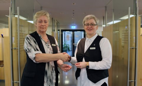 Aðalbjörg hefur hér afhent Láru lyklavöldin á Héraðsskjalasafninu á Akureyri