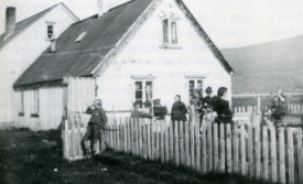 Hús frú Jensen á Oddeyri. Hún sjálf lengst t.h., ásamt afkomendum og ættingjum. Saga Ak. II. s. 281