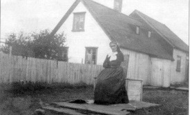 Nielsina Sophia Jensen við hús sitt á Oddeyri, en þar hafði hún brauðgjörð.