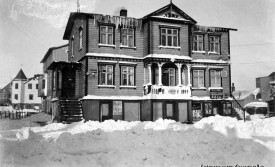 Í Strandgötu 1 var Kvenfélagið Hlíf stofnað árið 1907