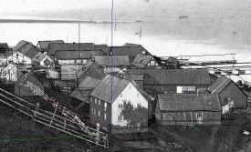 Hér er ljósmynd frá 1873 notuð til að draga upp umfang húsa sem stóðu þarna 1862 en eru núna flest h…